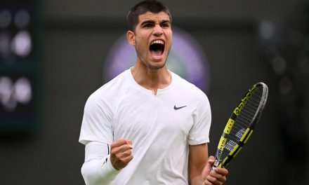 Carlos Alcaraz debuta en Wimbledon con una victoria de auténtico drama