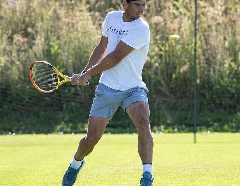 Rafa Nadal sigue entrenando sobre la hierba de Wimbledon 
