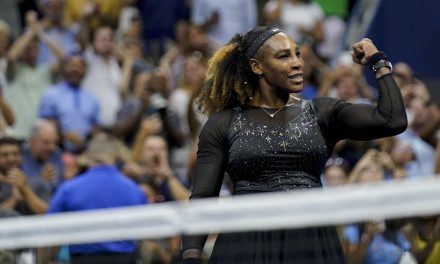 Una inspirada Serena Williams sigue bailando en el US Open