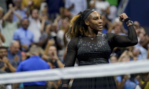 Una inspirada Serena Williams sigue bailando en el US Open