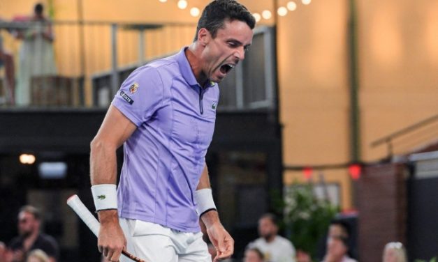 Bautista a la final tras resistir a los «cañonazos» de Kokkinakis