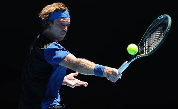 Thiem decepciona y Rublev avanza a segunda ronda