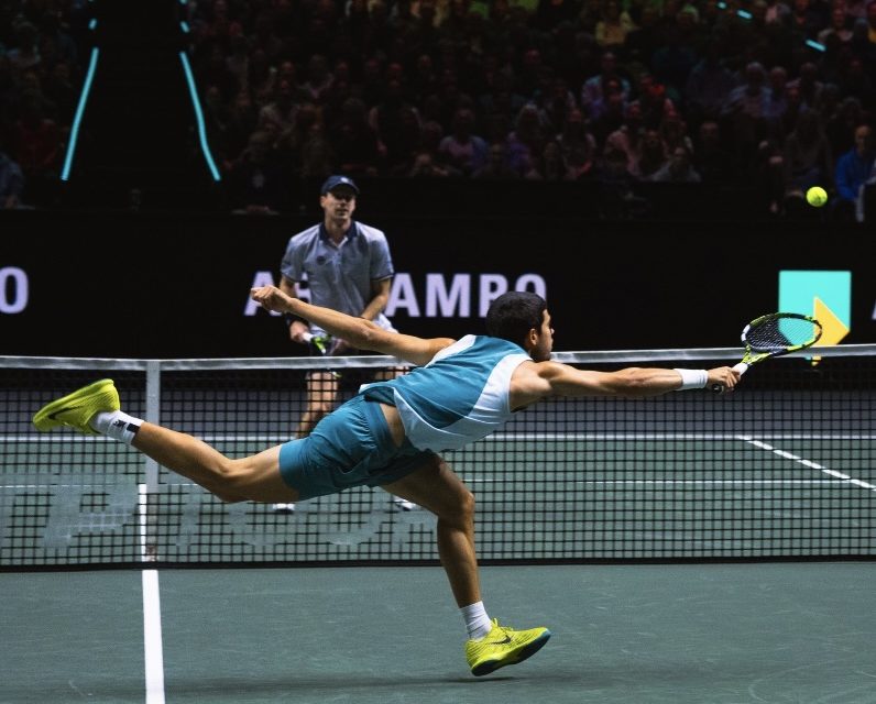 Alcaraz supera un complicado debut en Róterdam ante Van De Zandschulp