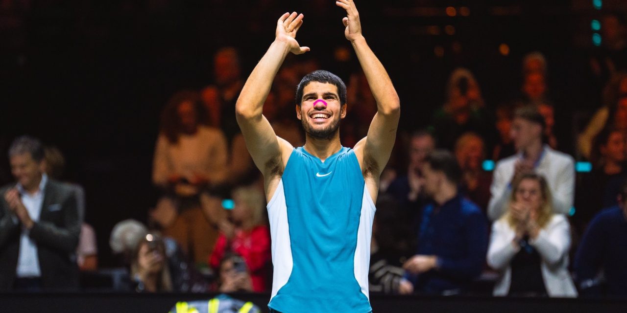 Un excelso Carlos Alcaraz se corona como campeón en Róterdam, primer título bajo techo